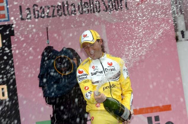 Iban Mayo (Spanien Saunier Duval Prodir) gewinnt die 19. Etappe des Giro d Italia 2007 und feiert dies mit einer ordentlichen Champagnerdusche - Radsport Herren Giro d Italia 2007, dItalia, ProTour, Straßenradsport, Straße, Rad, Einzelbild 19. Etappe: Treviso - Comano Terme Freude, Begeisterung, Radsport Herren Giro d Italia 2007, dItalia, ProTour, Straßenradsport, Straße, Rad, Einzelbild 19. Etappe: Treviso - Comano Terme Freude, Begeisterung,