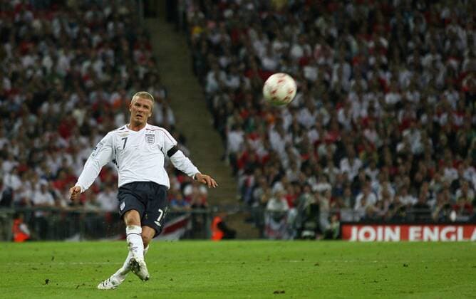 David Beckham (England) am Ball - EDITORIAL USE ONLY. No use with unauthorised audio, video, data, fixture lists, club league logos or live services. Online in-match use limited to 120 images, no video emulation. No use in betting, games or single club league player publications. Fußball Länderspiel Herren Freundschaftsspiel 2007, Test, Testspiel, Nationalteam, Nationaltrikot Einzelbild London Dynamik, Fußball Länderspiel Herren Freundschaftsspiel 2007, Test, Testspiel, Nationalteam, Nationaltrikot Einzelbild London Dynamik,
