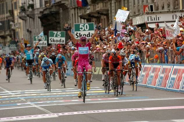 Alessandro Petacchi (Italien Milram) gewinnt die 21. und letzte Etappe des Giro d Italia 2007 - Radsport Herren Giro d Italia 2007, dItalia, ProTour, Straßenradsport, Straße, Rad, Totale 21. Etappe: Vestona - Mailand Freude, Radsport Herren Giro d Italia 2007, dItalia, ProTour, Straßenradsport, Straße, Rad, Totale 21. Etappe: Vestona - Mailand Freude,
