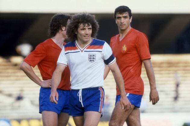 Kevin Keegan (England, Mitte) neben Jose Alesanco (Spanien, re.) Fußball Länderspiel Herren EM 1980, Nationalmannschaft, Nationaltrikot, Gruppe B, England - Spanien 2:1 Gruppe Neapel Fußball Länderspiel Herren EM 1980, Nationalmannschaft, Nationaltrikot, Gruppe B, England - Spanien 2:1 Gruppe Neapel