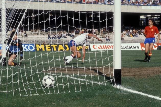 Trevor Brooking (England, Mitte) trifft zum 1:0 und dreht jubelnd ab, daneben der geschlagene Torwart Luis Miguel Arconada und Rafael Gordillo (beide Spanien) enttäuscht Fußball Länderspiel Herren EM 1980, Nationalmannschaft, Nationaltrikot, Gruppe B, England - Spanien 2:1 Gruppe Neapel Fußball Länderspiel Herren EM 1980, Nationalmannschaft, Nationaltrikot, Gruppe B, England - Spanien 2:1 Gruppe Neapel