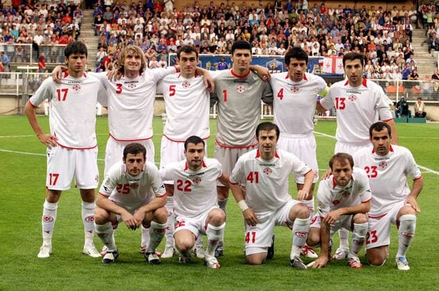 Mannschaftsfoto Georgien, hi.v.li.: Mate Ghvinianidze, Otar Khizaneishvili, David Kvirkvelia, Torwart Georgi Lomaia, Kakhaber Kaladze, Zurab Khizanishvili; vorn: Zaali Eliava, Jaba Kankava, Vladimer Burduli ... - (pan20621) Fußball Länderspiel Herren EM Qualifikation 2007 Nationalmannschaft Nationaltrikot ... Alexander Iashvili, Lasha Salukvadze Totale Auxerre Fußball Länderspiel Herren EM Qualifikation 2007 Nationalmannschaft Nationaltrikot ... Alexander Iashvili, Lasha Salukvadze Totale Auxerre