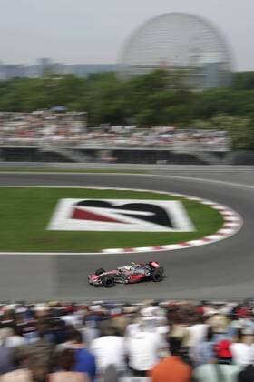 Lewis Hamilton (England McLaren Mercedes) mit seinem Boliden in der Epingle Kehre Motorsport Grand Prix Herren Großer Preis von Kanada 2007, Formel 1 Weltmeisterschaft, F1, F, GP, WM, freies Training Totale Montreal Dynamik, Motorsport Grand Prix Herren Großer Preis von Kanada 2007, Formel 1 Weltmeisterschaft, F1, F, GP, WM, freies Training Totale Montreal Dynamik,
