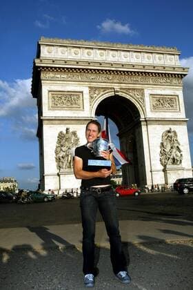 Justine Henin (Belgien), Gewinnerin der French Open 2007, präsentiert vor dem Arc de Triomphe ihren Pokal Tennis Damen French Open 2006, Grand Slam, WTA Tour, Einzelbild o0 Sieg, Sieger, Siegerin Paris Tennis Damen French Open 2006, Grand Slam, WTA Tour, Einzelbild o0 Sieg, Sieger, Siegerin Paris