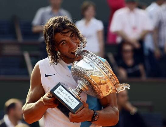 Rafael Nadal (Spanien) testet nach dem Sieg der French Open 2007 die Echtheit seiner Trophäe Tennis Herren French Open 2007, Grand Slam, ATP Tour, Endspiel, Finale Einzelbild Roland Garros Paris Begeisterung, Freude, Tennis Herren French Open 2007, Grand Slam, ATP Tour, Endspiel, Finale Einzelbild Roland Garros Paris Begeisterung, Freude,