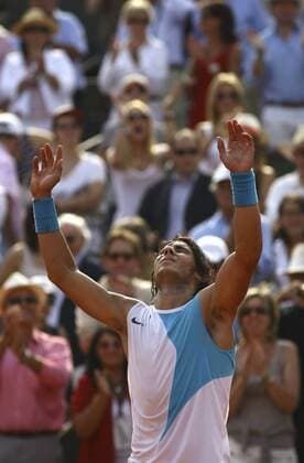 Rafael Nadal (Spanien) freut sich nach dem Sieg der French Open 2007 Tennis Herren French Open 2007, Grand Slam, ATP Tour, Endspiel, Finale Einzelbild Roland Garros Paris Begeisterung, Freude, Tennis Herren French Open 2007, Grand Slam, ATP Tour, Endspiel, Finale Einzelbild Roland Garros Paris Begeisterung, Freude,