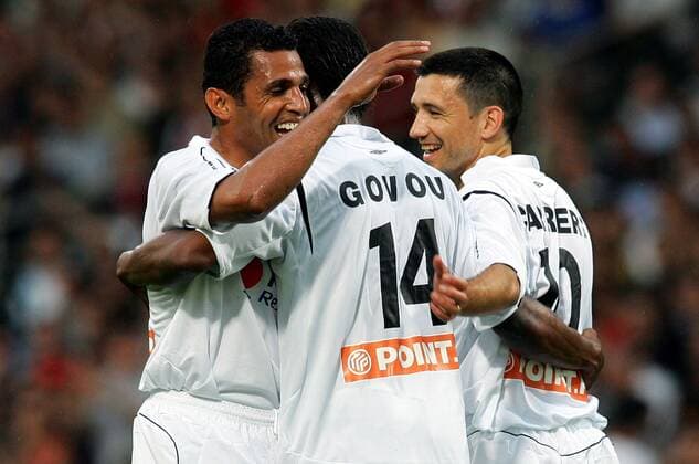 Sonny Anderson (Brasilien, li.) jubelt mit Eric Carriere (Lens, re.) und Sidney Govou (Lyon beide Frankreich) während seines Abschiedsspiels - (pan20704) Fußball Herren Sonny Andersons Abschiedsspiel 2007, Abschied, verabschieden, Verabschiedung, Jubile Gruppe Lyon Freude, Fußball Herren Sonny Andersons Abschiedsspiel 2007, Abschied, verabschieden, Verabschiedung, Jubile Gruppe Lyon Freude,