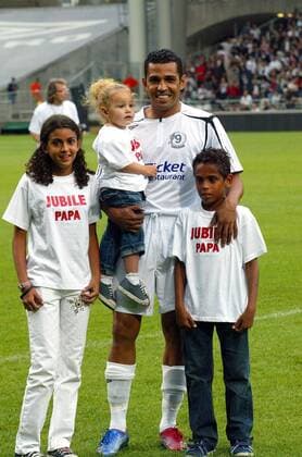 Sonny Anderson (Brasilien) mit seinen Kindern während seines Abschiedsspiels, re. Sohn Loic - (pan20704) Fußball Herren Sonny Andersons Abschiedsspiel 2007, Abschied, verabschieden, Verabschiedung, Jubile Gruppe Lyon Freude, Fußball Herren Sonny Andersons Abschiedsspiel 2007, Abschied, verabschieden, Verabschiedung, Jubile Gruppe Lyon Freude,
