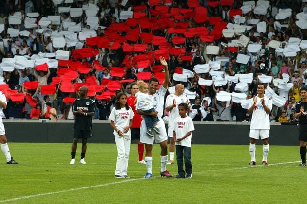 Sonny Anderson (Brasilien) mit seinen Kindern während seines Abschiedsspiels, re. Sohn Loic - (pan20704) Fußball Herren Sonny Andersons Abschiedsspiel 2007, Abschied, verabschieden, Verabschiedung, Jubile Totale Lyon Freude, Fußball Herren Sonny Andersons Abschiedsspiel 2007, Abschied, verabschieden, Verabschiedung, Jubile Totale Lyon Freude,