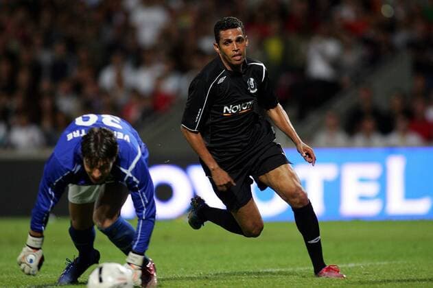 Sonny Anderson (Brasilien, re.) gegen Torwart Remy Vercoutre (Lyon Frankreich) während seines Abschiedsspiels - (pan20704) Fußball Herren Sonny Andersons Abschiedsspiel 2007, Abschied, verabschieden, Verabschiedung, Jubile Gruppe Lyon Dynamik, Fußball Herren Sonny Andersons Abschiedsspiel 2007, Abschied, verabschieden, Verabschiedung, Jubile Gruppe Lyon Dynamik,
