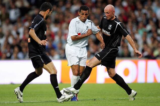 Sonny Anderson (Brasilien, Mitte) gegen Franck Leboeuf (re.) und Alain Caveglia (beide Frankreich) während seines Abschiedsspiels - (pan20704) Fußball Herren Sonny Andersons Abschiedsspiel 2007, Abschied, verabschieden, Verabschiedung, Jubile Gruppe Lyon Dynamik, Kampf, Fußball Herren Sonny Andersons Abschiedsspiel 2007, Abschied, verabschieden, Verabschiedung, Jubile Gruppe Lyon Dynamik, Kampf,