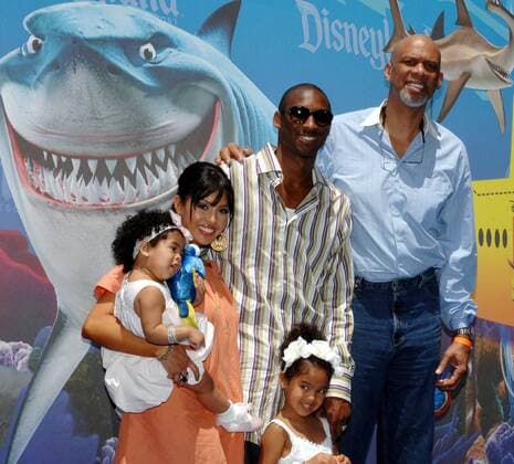 Kobe Bryant (Los Angeles Lakers, 2. v. re.) mit seiner Frau Vanessa, seinen Töchtern Gianna (li.) und Natalia und Kareem Abdul Jabbar (USA) anlässlich der Premiere des Films Findet Nemo in Anaheim - (LAP20070610104) Basketball Herren NBA 2007, Filmpremiere, Filmpremieren, LA, L.A., Plakat, Filmplakat, Filmplakate, Hai Gruppe Anaheim Freude, Basketball Herren NBA 2007, Filmpremiere, Filmpremieren, LA, L.A., Plakat, Filmplakat, Filmplakate, Hai Gruppe Anaheim Freude,