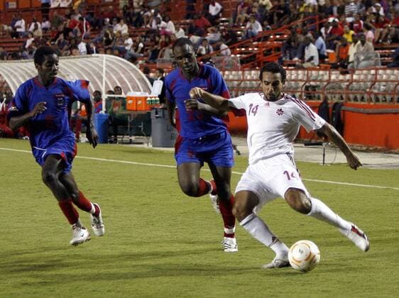 Dwayne De Rosario (Kanada, re.) gegen Frantz Bertin (Mitte) und Turlien Romulus (beide Haiti) - (Icon2110092) Fußball Länderspiel Herren CONCACAF Gold Cup 2007, GoldCup, Nationalteam, Nationaltrikot, Haiti - Kanada 0:2 Gruppe Miami Dynamik, Fußball Länderspiel Herren CONCACAF Gold Cup 2007, GoldCup, Nationalteam, Nationaltrikot, Haiti - Kanada 0:2 Gruppe Miami Dynamik, EDITORIAL USE ONLY