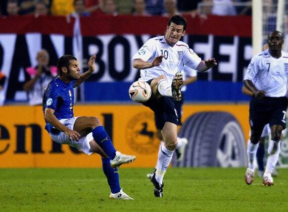 David Nugent (England U21, Mitte) gegen Antonio Nocerino (Italien U21) Fußball EM Herren U 21 Europameisterschaft 2007, Länderspiel, Gruppe B, Nationalmannschaft, Nationaltrikot Gruppe Arnheim Dynamik, Fußball EM Herren U 21 Europameisterschaft 2007, Länderspiel, Gruppe B, Nationalmannschaft, Nationaltrikot Gruppe Arnheim Dynamik,