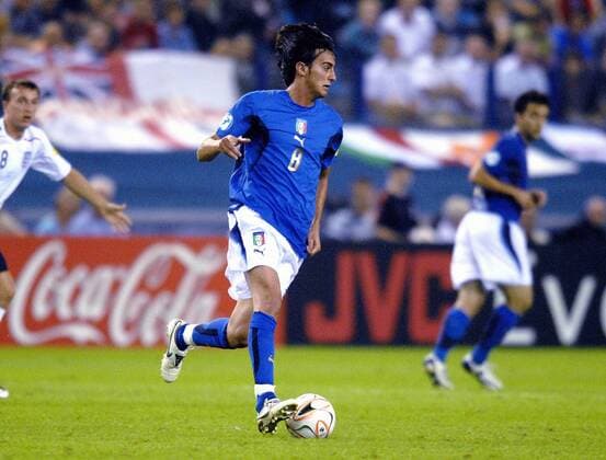 Alberto Aquilani (Italien U21) am Ball Fußball EM Herren U 21 Europameisterschaft 2007, Länderspiel, Gruppe B, Nationalmannschaft, Nationaltrikot Einzelbild Arnheim Dynamik, Fußball EM Herren U 21 Europameisterschaft 2007, Länderspiel, Gruppe B, Nationalmannschaft, Nationaltrikot Einzelbild Arnheim Dynamik,