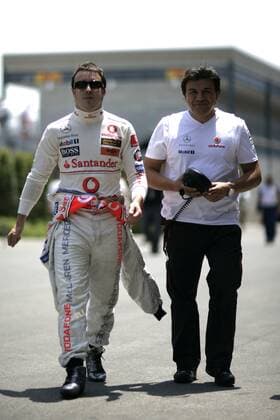 Fernando Alonso (Spanien McLaren Mercedes, li.) unterwegs mit seinem Physiotherapeuten Fabrizio Borra (Italien) Motorsport Grand Prix Herren Großer Preis der USA 2007, Formel 1 Weltmeisterschaft, F1, F, GP, WM Gruppe Indianapolis Motorsport Grand Prix Herren Großer Preis der USA 2007, Formel 1 Weltmeisterschaft, F1, F, GP, WM Gruppe Indianapolis