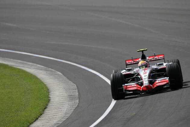 Lewis Hamilton (England McLaren Mercedes) in seinem Boliden - Motorsport Grand Prix Herren Großer Preis der USA 2007, Formel 1 Weltmeisterschaft, F1, F, GP, WM Einzelbild Indianapolis Motorsport Grand Prix Herren Großer Preis der USA 2007, Formel 1 Weltmeisterschaft, F1, F, GP, WM Einzelbild Indianapolis