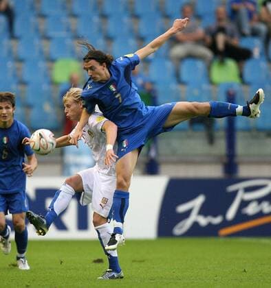 Riccardo Montolivo (Italien U21, re.) gegen Frantisek Rajtoral (Tschechien U21) Fußball EM Herren U 21 EM 2007, Länderspiel, Nationalteam, Nationaltrikot, Gruppe B, Italien - Tschechien 3:1 Gruppe Arnheim Dynamik, Kampf, Fußball EM Herren U 21 EM 2007, Länderspiel, Nationalteam, Nationaltrikot, Gruppe B, Italien - Tschechien 3:1 Gruppe Arnheim Dynamik, Kampf,