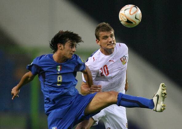 Alberto Aquilani (Italien U21, li.) gegen Filip Rydel (Tschechien U21) Fußball EM Herren U 21 EM 2007, Länderspiel, Nationalteam, Nationaltrikot, Gruppe B, Italien - Tschechien 3:1 Gruppe Arnheim Dynamik, Kampf, Fußball EM Herren U 21 EM 2007, Länderspiel, Nationalteam, Nationaltrikot, Gruppe B, Italien - Tschechien 3:1 Gruppe Arnheim Dynamik, Kampf,