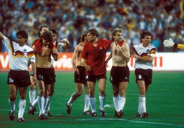 Schlußjubel BR Deutschland, v.li.: Olaf Thon, Frank Mill, Uli Borowka, Rudi Völler, Lothar Matthäus Fußball Länderspiel Herren EM 1988, Nationalmannschaft, Nationaltrikot, Gruppe A, BRD - Spanien 2:0 Gruppe München Harmonie, Fußball Länderspiel Herren EM 1988, Nationalmannschaft, Nationaltrikot, Gruppe A, BRD - Spanien 2:0 Gruppe München Harmonie,