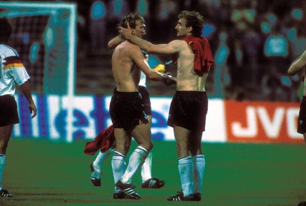 Schlußjubel BR Deutschland - Andreas Brehme (li.) und Rudi Völler Fußball Länderspiel Herren EM 1988, Nationalmannschaft, Nationaltrikot, Gruppe A, BRD - Spanien 2:0 Gruppe München Harmonie, Fußball Länderspiel Herren EM 1988, Nationalmannschaft, Nationaltrikot, Gruppe A, BRD - Spanien 2:0 Gruppe München Harmonie,
