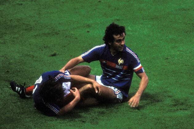 Torjubel Frankreich - Michel Platini (re.) und Bruno Bellone Fußball Länderspiel Herren EM 1984, Nationalmannschaft, Nationaltrikot, Finale, Endspiel Gruppe Paris Begeisterung, Freude, Fußball Länderspiel Herren EM 1984, Nationalmannschaft, Nationaltrikot, Finale, Endspiel Gruppe Paris Begeisterung, Freude,