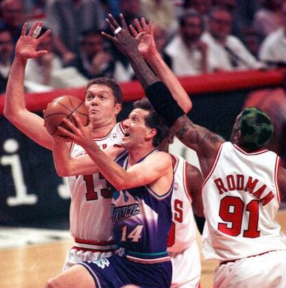 Jeff Hornacek (Utah Jazz, Mitte) gegen Dennis Rodman (re.) und Luc Longley (beide Chicago Bulls) - (CHI98060704) Basketball Herren NBA 1997 1998, Playoff, Playoffs, Play Off, Offs, Finals, Final, Finalserie, Finale, Endspiel Gruppe Chicago Basketball Herren NBA 1997 1998, Playoff, Playoffs, Play Off, Offs, Finals, Final, Finalserie, Finale, Endspiel Gruppe Chicago