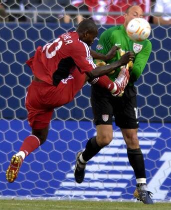 Ali Gerba (Kanada, li.) mit gefährlichem Einsatz gegen Torwart Kasey Keller (USA) - (CHI2007062103) Fußball Länderspiel Herren CONCACAF Gold Cup 2007, Goldcup, Nationalteam, Nationaltrikot, Halbfinale, USA - Kanada 2:1 Gruppe Chicago Dynamik, Kampf, Fußball Länderspiel Herren CONCACAF Gold Cup 2007, Goldcup, Nationalteam, Nationaltrikot, Halbfinale, USA - Kanada 2:1 Gruppe Chicago Dynamik, Kampf,