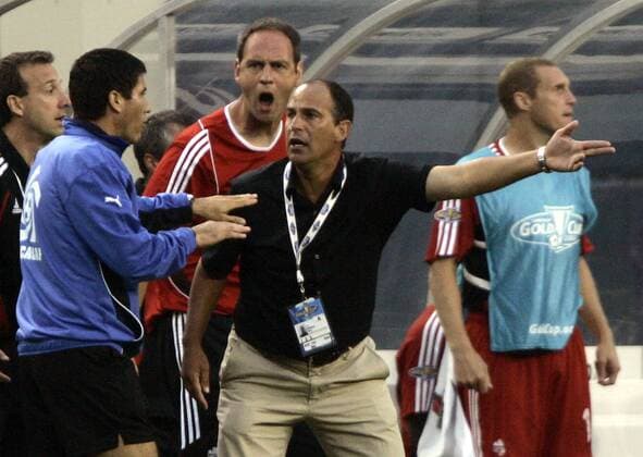 Nationaltrainer Stephen Hart (Kanada, Mitte) beschwert sich beim vierten Offiziellen Walter Quesada (Costa Rica) - (CHI2007062110) Fußball Länderspiel Herren CONCACAF Gold Cup 2007, Goldcup, Nationalteam, Halbfinale Gruppe Chicago Enttäuschung, Wut, Spannung, Fußball Länderspiel Herren CONCACAF Gold Cup 2007, Goldcup, Nationalteam, Halbfinale Gruppe Chicago Enttäuschung, Wut, Spannung,