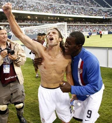 Frankie Hejduk (li.) und Eddie Johnson (beide USA) - Schlußjubel - (CHI2007062113) Fußball Länderspiel Herren CONCACAF Gold Cup 2007, Goldcup, Nationalteam, Halbfinale Gruppe Chicago Begeisterung, Freude, Fußball Länderspiel Herren CONCACAF Gold Cup 2007, Goldcup, Nationalteam, Halbfinale Gruppe Chicago Begeisterung, Freude,