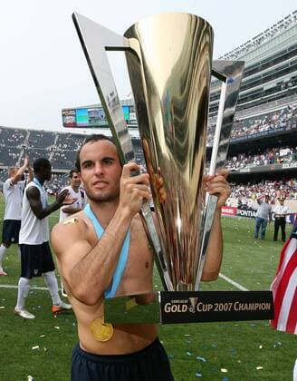Die USA sind Sieger des Gold Cups 2007 - Landon Donovan präsentiert den Pokal Fußball Länderspiel Herren CONCACAF Gold Cup 2007, Goldcup, Finale, Endspiel, Nationalteam, Vdig Einzelbild Chicago Freude, Fußball Länderspiel Herren CONCACAF Gold Cup 2007, Goldcup, Finale, Endspiel, Nationalteam, Vdig Einzelbild Chicago Freude,