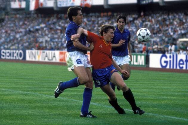 Riccardo Ferri (Italien, li.) gegen Emilio Butragueno (Spanien) Fußball Länderspiel Herren EM 1988, Nationalmannschaft, Nationaltrikot Gruppe 1, Italien - Spanien 1:0, Vdia Gruppe Frankfurt M. Dynamik, Kampf, Fußball Länderspiel Herren EM 1988, Nationalmannschaft, Nationaltrikot Gruppe 1, Italien - Spanien 1:0, Vdia Gruppe Frankfurt M. Dynamik, Kampf,
