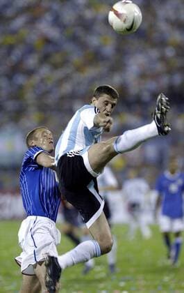 Hernan Crespo (Argentinien, re.) - Duell - Fußball Länderspiel Herren Copa America 2007, Amerika, Südamerikameisterschaft, Südamerika Meisterschaft, Nationalteam Gruppe Maracaibo Dynamik, Höhe, Fußball Länderspiel Herren Copa America 2007, Amerika, Südamerikameisterschaft, Südamerika Meisterschaft, Nationalteam Gruppe Maracaibo Dynamik, Höhe,