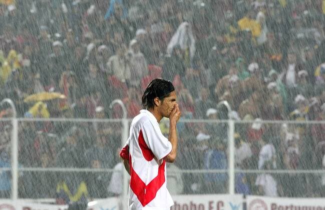 Jose Paolo Guerrero (Peru) steht im strömenden Regen Fußball Länderspiel Herren Copa America 2007, Amerika, Südamerikameisterschaft, Südamerika Meisterschaft, Nationalteam Einzelbild San Cristobal Enttäuschung, Fußball Länderspiel Herren Copa America 2007, Amerika, Südamerikameisterschaft, Südamerika Meisterschaft, Nationalteam Einzelbild San Cristobal Enttäuschung,