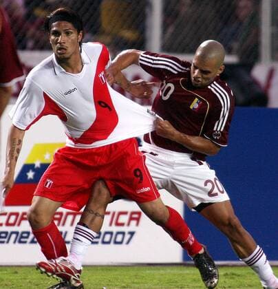 Jose Paolo Guerrero (Peru, li.) gegen Hector Gonzalez (Venezuela) - Fußball Länderspiel Herren Copa America 2007, Amerika, Südamerikameisterschaft, Südamerika Meisterschaft, Nationalteam Gruppe San Cristobal Dynamik, Kampf, Fußball Länderspiel Herren Copa America 2007, Amerika, Südamerikameisterschaft, Südamerika Meisterschaft, Nationalteam Gruppe San Cristobal Dynamik, Kampf,