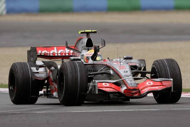 Lewis Hamilton (England McLaren Mercedes) jubelt über den dritten Platz beim GP von Frankreich 2007 Motorsport Grand Prix Herren Großer Preis von Frankreich 2007, Formel 1 Weltmeisterschaft, F1, F, GP, WM Einzelbild Magny Cours Freude, Motorsport Grand Prix Herren Großer Preis von Frankreich 2007, Formel 1 Weltmeisterschaft, F1, F, GP, WM Einzelbild Magny Cours Freude,