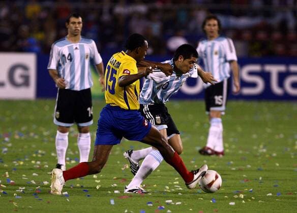 Juan Roman Riquelme (Argentinien, re.) gegen Jhon Viafara (Kolumbien) Fußball Länderspiel Herren Copa America 2007, Amerika, Südamerikameisterschaft, Südamerika, Meisterschaft, Gruppe B Gruppe Maracaibo Kampf, Fußball Länderspiel Herren Copa America 2007, Amerika, Südamerikameisterschaft, Südamerika, Meisterschaft, Gruppe B Gruppe Maracaibo Kampf,