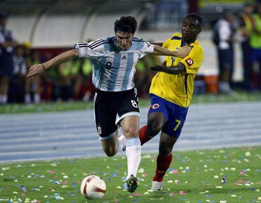 Javier Zanetti (Argentinien, li.) gegen Edixon Perea (Kolumbien) Fußball Länderspiel Herren Copa America 2007, Amerika, Südamerikameisterschaft, Südamerika, Meisterschaft, Gruppe B Gruppe Maracaibo Dynamik, Fußball Länderspiel Herren Copa America 2007, Amerika, Südamerikameisterschaft, Südamerika, Meisterschaft, Gruppe B Gruppe Maracaibo Dynamik,
