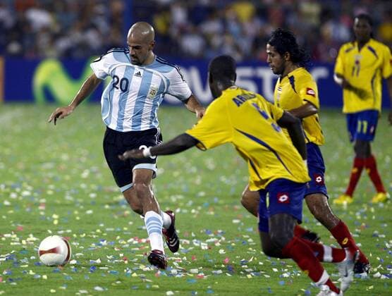 Juan Sebastian Veron (Argentinien, li.) im Duell Fußball Länderspiel Herren Copa America 2007, Amerika, Südamerikameisterschaft, Südamerika, Meisterschaft, Gruppe B Gruppe Maracaibo Dynamik, Fußball Länderspiel Herren Copa America 2007, Amerika, Südamerikameisterschaft, Südamerika, Meisterschaft, Gruppe B Gruppe Maracaibo Dynamik,