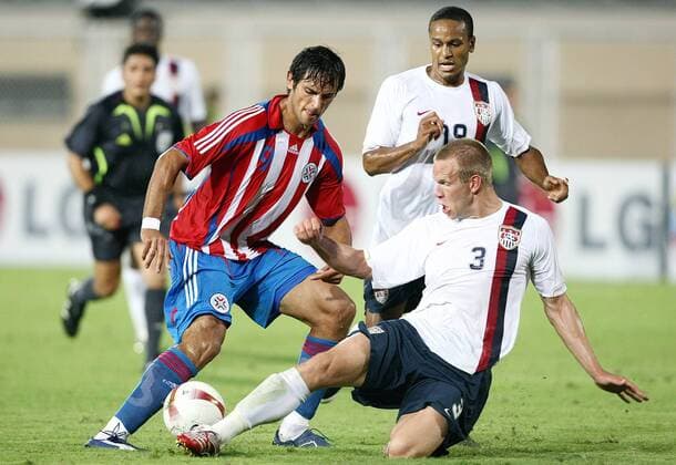 Roque Santa Cruz (Paraguay, li.) gegen Jay DeMerit (re.) und Ricardo Clark (hinten, beide USA) Fußball Länderspiel Herren Copa America 2007, Amerika, Südamerikameisterschaft, Südamerika, Meisterschaft, Gruppe C, Gruppe Barinas Dynamik, Kampf Fußball Länderspiel Herren Copa America 2007, Amerika, Südamerikameisterschaft, Südamerika, Meisterschaft, Gruppe C, Gruppe Barinas Dynamik, Kampf