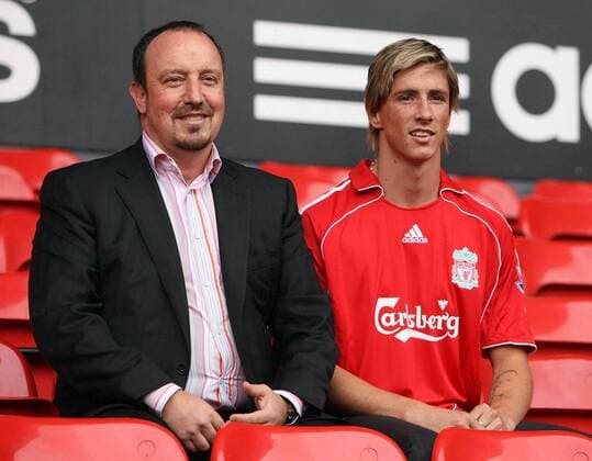 Neuzugang Fernando Torres mit Trainer Rafael Benitez (beide Liverpool) - EDITORIAL USE ONLY. No use with unauthorised audio, video, data, fixture lists, club league logos or live services. Online in-match use limited to 120 images, no video emulation. No use in betting, games or single club league player publications. Fußball Herren English Premier League 2007 2008, 1. Englische Liga, FC Liverpool, Pressekonferenz, Pressetermin Gruppe Liverpool Fußball Herren English Premier League 2007 2008, 1. Englische Liga, FC Liverpool, Pressekonferenz, Pressetermin Gruppe Liverpool