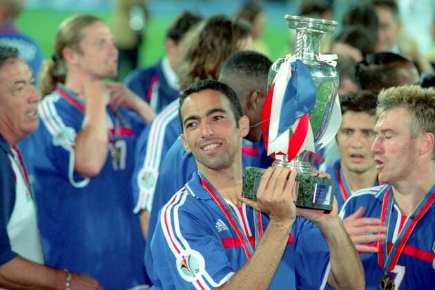 Youri Djorkaeff präsentiert den Coupe Henri Delaunay - Frankreich ist Europameister 2000 Fußball Länderspiel Herren EM 2000, Nationalmannschaft, Nationaltrikot, Endspiel, Finale Einzelbild Rotterdam Glück, Freude, Fußball Länderspiel Herren EM 2000, Nationalmannschaft, Nationaltrikot, Endspiel, Finale Einzelbild Rotterdam Glück, Freude,