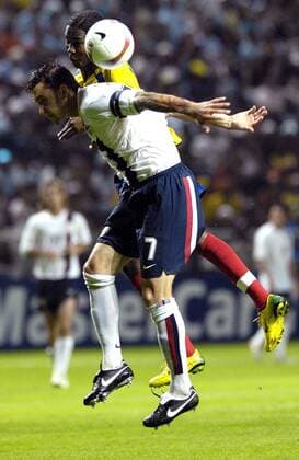 Danny Califf (USA, vorne) gegen Hugo Rodallega (Kolumbien) - Fußball Länderspiel Herren Copa America 2007, Amerika, Südamerikameisterschaft, Südamerika, Meisterschaft, Gruppe C Gruppe Barquisimeto Höhe, Kampf, Fußball Länderspiel Herren Copa America 2007, Amerika, Südamerikameisterschaft, Südamerika, Meisterschaft, Gruppe C Gruppe Barquisimeto Höhe, Kampf,