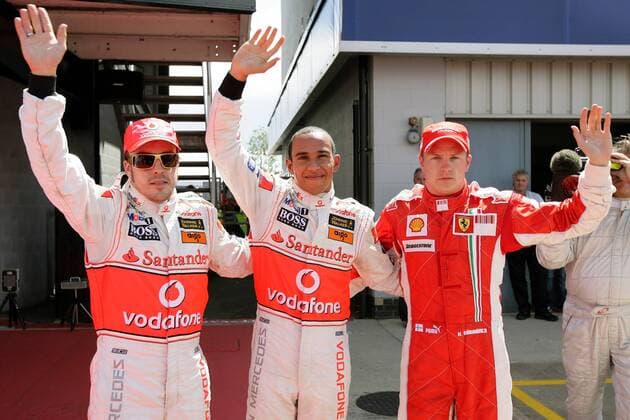 Fernando Alonso (Spanien, li.), Lewis Hamilton (England beide McLaren Mercedes, Mitte), der sich über seine Pole Position beim GP von England 2007 freut, und Kimi Räikkönen (Finnland Ferrari) winken den Anhängern - Motorsport Grand Prix Herren Großer Preis von England 2007, Formel 1 Weltmeisterschaft, F1, F, GP, WM, Qualifying Gruppe Silverstone Harmonie, Motorsport Grand Prix Herren Großer Preis von England 2007, Formel 1 Weltmeisterschaft, F1, F, GP, WM, Qualifying Gruppe Silverstone Harmonie,