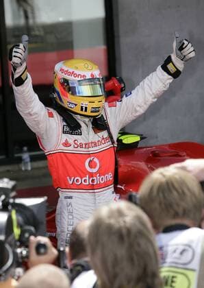 Lewis Hamilton (England McLaren Mercedes) bejubelt seine Pole Position beim GP von England 2007 Motorsport Grand Prix Herren Großer Preis von England 2007, Formel 1 Weltmeisterschaft, F1, F, GP, WM, Qualifying Einzelbild Silverstone Freude, Motorsport Grand Prix Herren Großer Preis von England 2007, Formel 1 Weltmeisterschaft, F1, F, GP, WM, Qualifying Einzelbild Silverstone Freude,