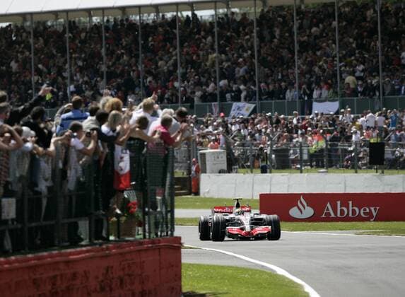 Lewis Hamilton (England McLaren Mercedes) wird nach seiner Fahrt auf die Pole Position von den Fanmassen umjubelt Motorsport Grand Prix Herren Großer Preis von England 2007, Formel 1 Weltmeisterschaft, F1, F, GP, WM, Qualifying Totale Silverstone Freude Motorsport Grand Prix Herren Großer Preis von England 2007, Formel 1 Weltmeisterschaft, F1, F, GP, WM, Qualifying Totale Silverstone Freude