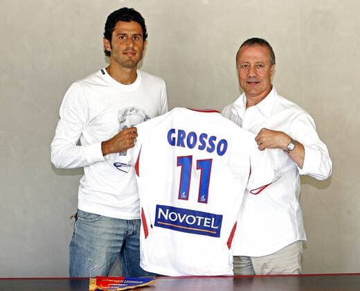 Neuzugang Fabio Grosso (li.) wird vom sportlichen Berater Bernard Lacombe (beide Olympique Lyon) samt seines neuen Trikots mit der Rückennummer 11 vorgestellt - (pan21037) Fußball Herren Ligue 1 2007 2008, 1. Französische Liga, Präsentation, Pressetermin, Olympique Lyonnais, OL Gruppe Lyon Fußball Herren Ligue 1 2007 2008, 1. Französische Liga, Präsentation, Pressetermin, Olympique Lyonnais, OL Gruppe Lyon
