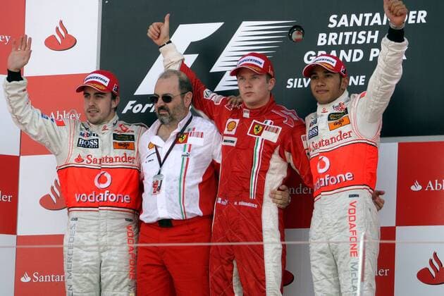 Siegerehrung beim GP von England 2007, v.li.: Fernando Alonso (Spanien McLaren Mercedes), Motorenkonstrukteur Gilles Simon (Irland), Sieger Kimi Räikkönen (Finnland beide Ferrari) und Lewis Hamilton (England McLaren Mercedes) - Motorsport Grand Prix Herren Großer Preis von England 2007, Formel 1 Weltmeisterschaft, F1, F, GP, WM, Gruppe Silverstone Motorsport Grand Prix Herren Großer Preis von England 2007, Formel 1 Weltmeisterschaft, F1, F, GP, WM, Gruppe Silverstone