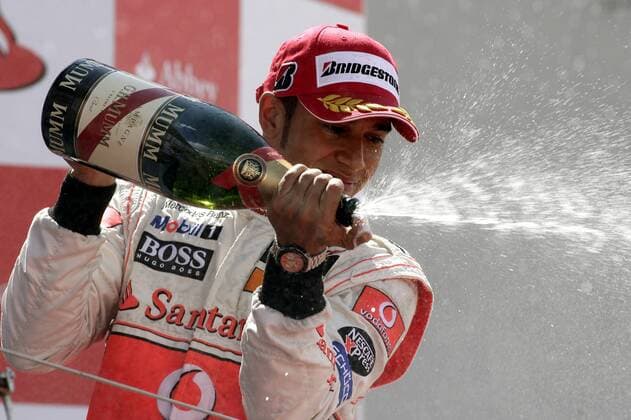 Lewis Hamilton (England McLaren Mercedes) bei der obligatorischen Sektdusche während der Siegerehrung zum GP von England 2007 Motorsport Grand Prix Herren Großer Preis von England 2007, Formel 1 Weltmeisterschaft, F1, F, GP, WM Einzelbild Silverstone Motorsport Grand Prix Herren Großer Preis von England 2007, Formel 1 Weltmeisterschaft, F1, F, GP, WM Einzelbild Silverstone