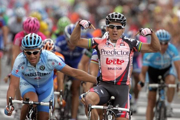 Robbie McEwen (Australien Predictor Lotto, re.) gewinnt die 1. Etappe der Tour de France 2007 und wird von Robert Förster (Deutschland Gerolsteiner) beglückwünscht Radsport Herren Tour de France 2007, ProTour, Straßenradsport, Straße, Rad Gruppe 1. Etappe: London - Canterbury Freude, Kameradschaft, Radsport Herren Tour de France 2007, ProTour, Straßenradsport, Straße, Rad Gruppe 1. Etappe: London - Canterbury Freude, Kameradschaft,